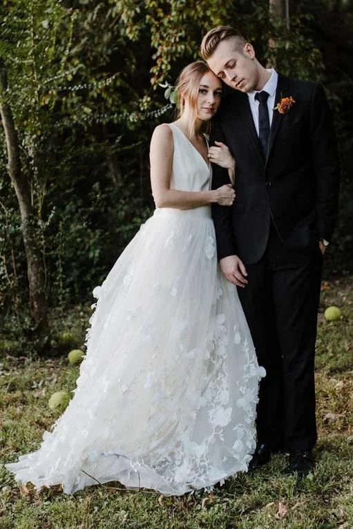 women's glam dressesA Line V-Neck Floor Length Wedding Dresses Ivory Sleeveless Bridal Dresses N2357