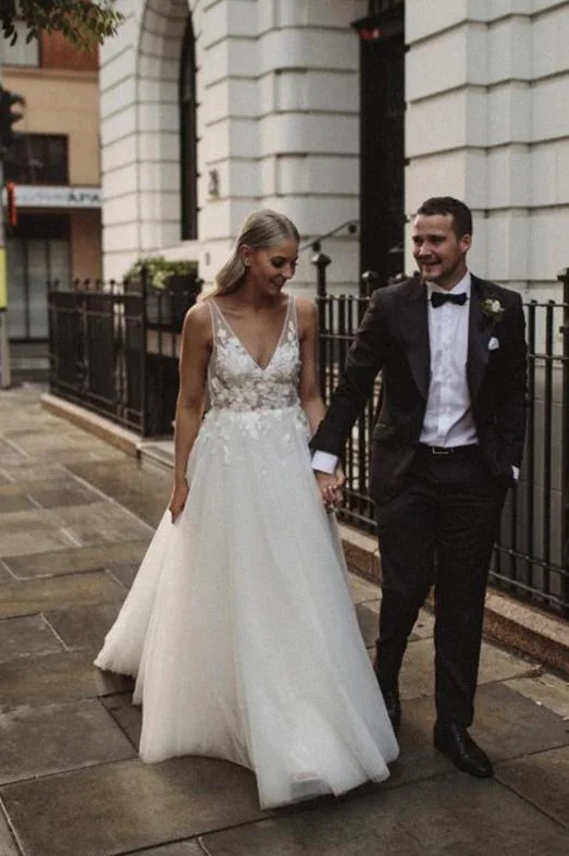 women's ball gown dressesA Line V-Neck Sleeveless Tulle Beach Wedding Dresses with Lace Appliques N2551